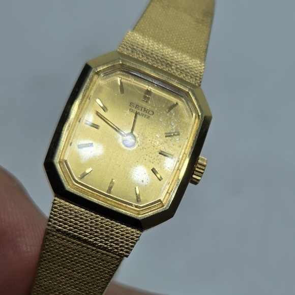 Seiko Quartz Vintage Women's Watch Small Gold Tone Face 6.5" - Picture 3 of 10